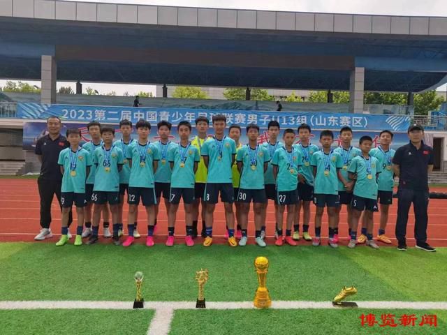 目前瓦拉内的工资非常高昂，他的合同将在今年夏天到期，如果无法与曼联续约，他就能够与英超以外的俱乐部进行自由转会谈判。